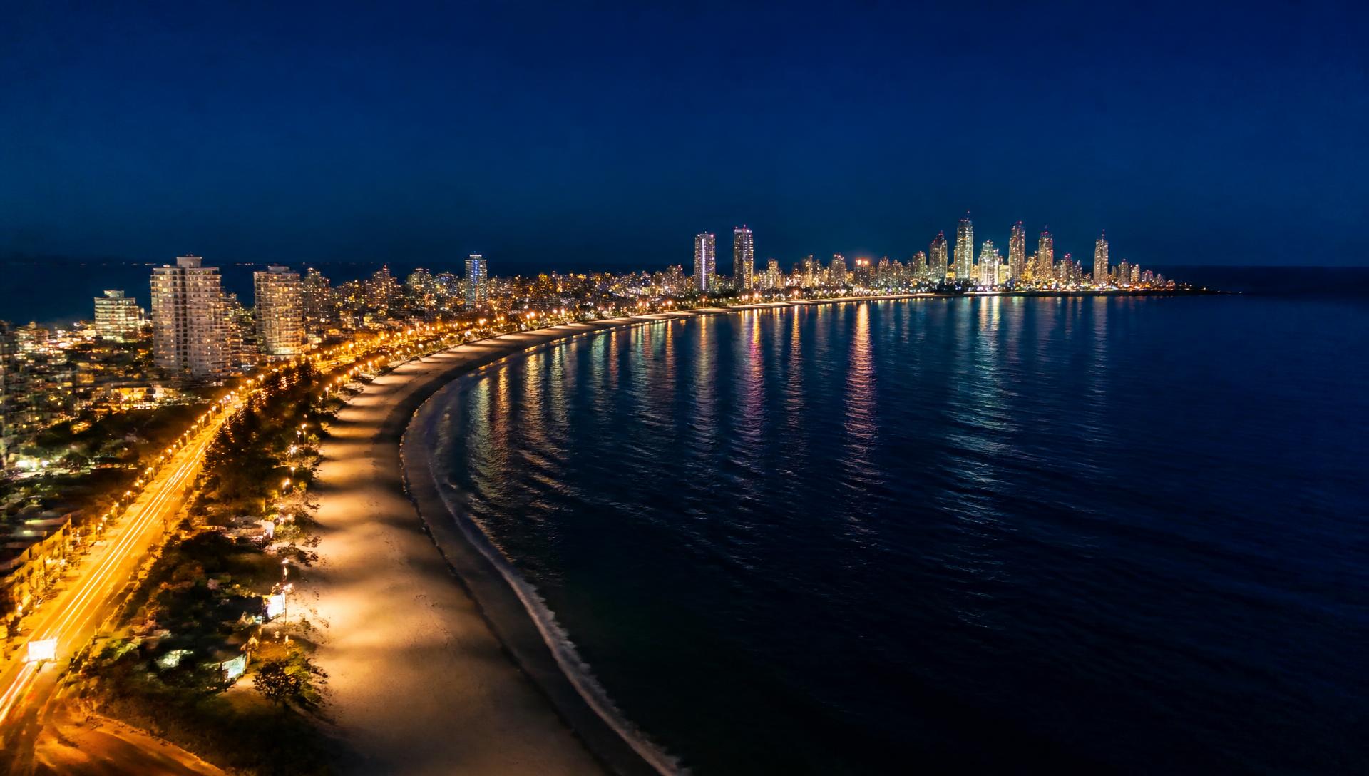 Vista aérea nocturna de Playa Mansa y la península de Punta del Este